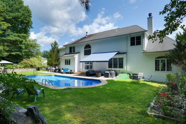 18 Valley View Dr, Grafton, MA 01536