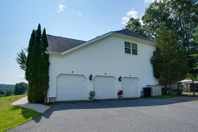 18 Valley View Dr, Grafton, MA 01536