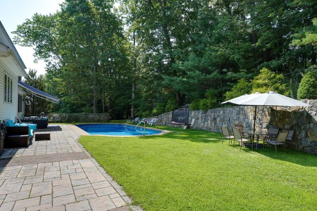18 Valley View Dr, Grafton, MA 01536