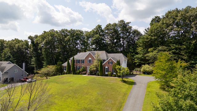 18 Valley View Dr, Grafton, MA 01536