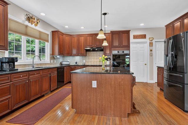 18 Valley View Dr, Grafton, MA 01536