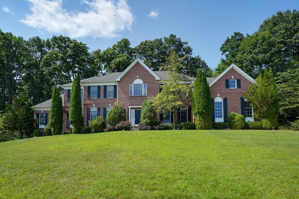 18 Valley View Dr, Grafton, MA 01536
