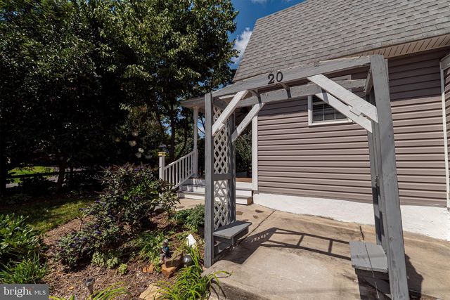 20 MEADOW RD, New Castle, DE 19720