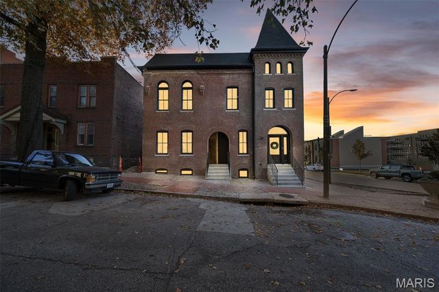 1201 Mackay Place, St Louis, MO 63104