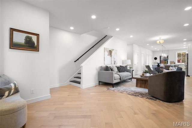 1201 Mackay Place, St Louis, MO 63104