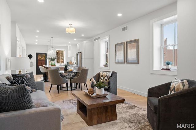 1201 Mackay Place, St Louis, MO 63104