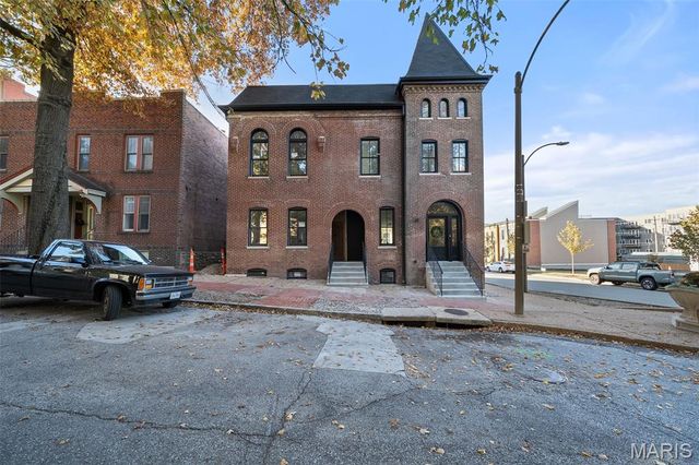 1201 Mackay Place, St Louis, MO 63104