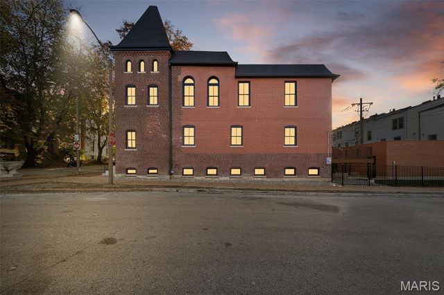 1201 Mackay Place, St Louis, MO 63104