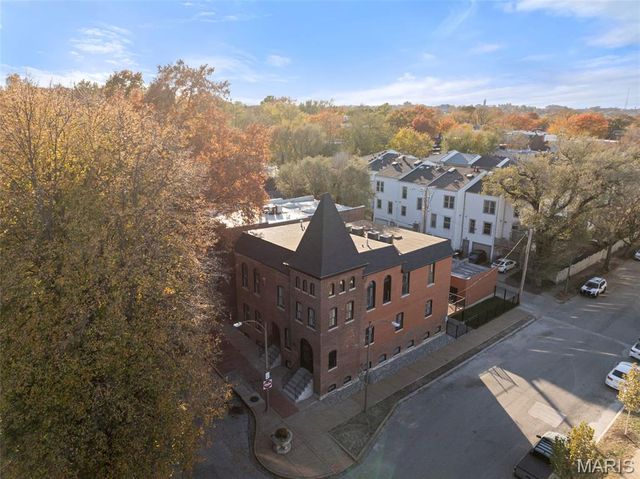 1201 Mackay Place, St Louis, MO 63104