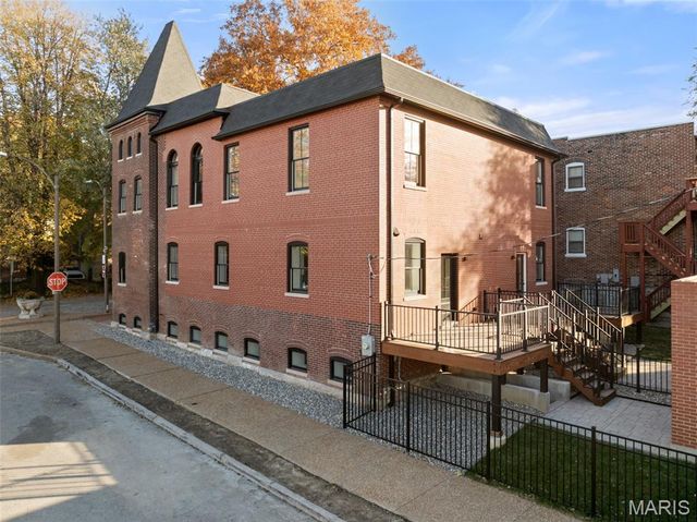 1201 Mackay Place, St Louis, MO 63104