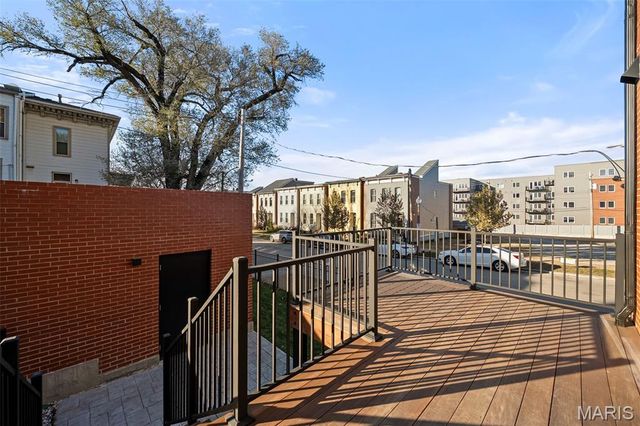 1201 Mackay Place, St Louis, MO 63104