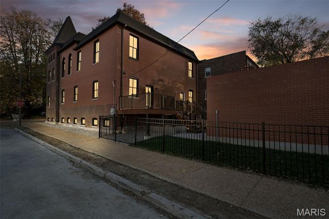 1201 Mackay Place, St Louis, MO 63104