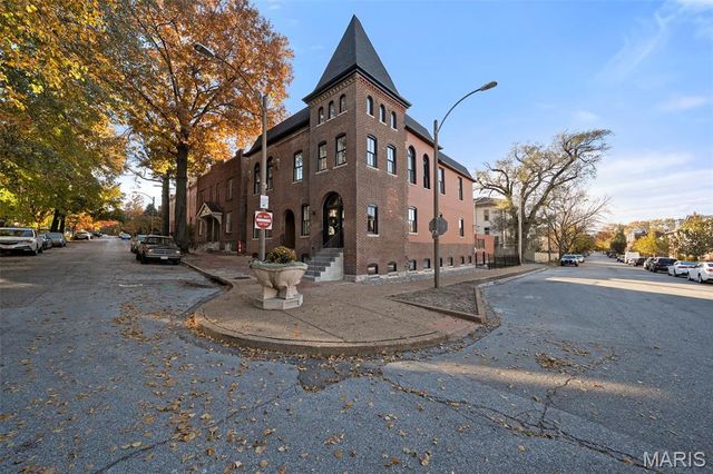 1201 Mackay Place, St Louis, MO 63104