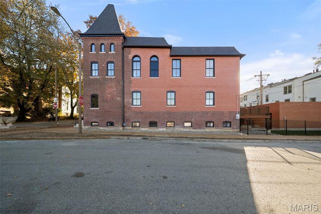 1201 Mackay Place, St Louis, MO 63104