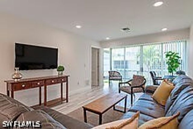 1417 Chesapeake AVE 202, Naples, FL 34102