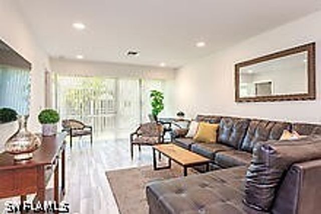 1417 Chesapeake AVE 202, Naples, FL 34102