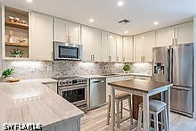 1417 Chesapeake AVE 202, Naples, FL 34102