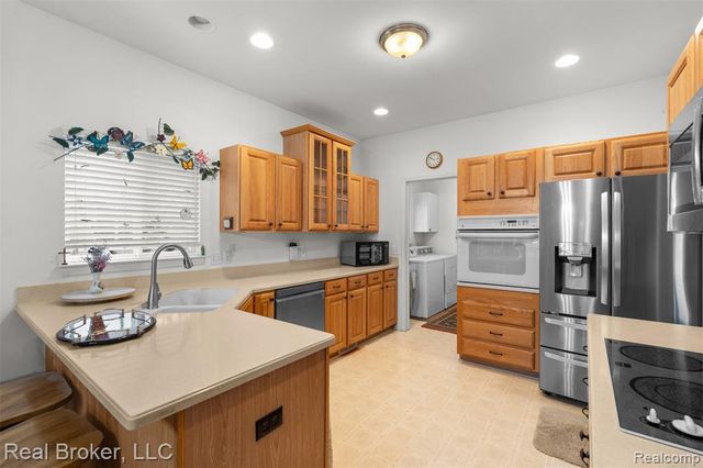 5776 Woodview Drive 6, Sterling Heights, MI 48314