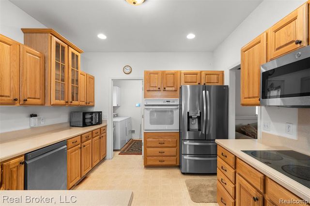 5776 Woodview Drive 6, Sterling Heights, MI 48314