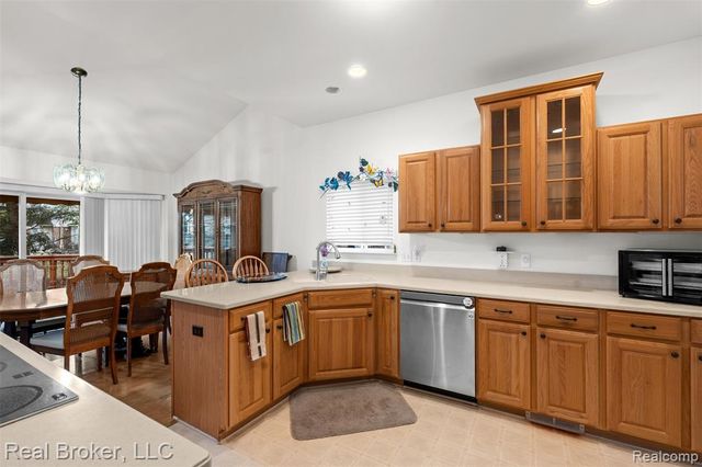 5776 Woodview Drive 6, Sterling Heights, MI 48314