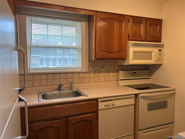 101 Sylvan Avenue 52, Miller Place, NY 11764