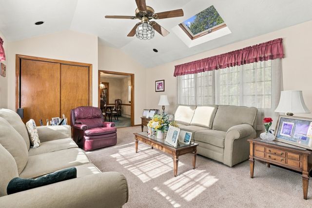 6 Exeter Dr, Woburn, MA 01801