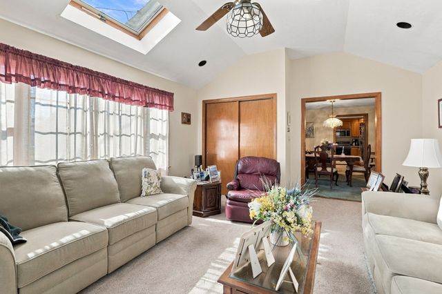 6 Exeter Dr, Woburn, MA 01801