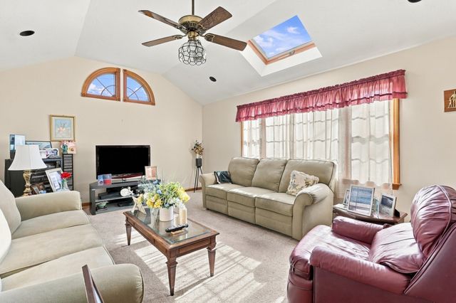 6 Exeter Dr, Woburn, MA 01801