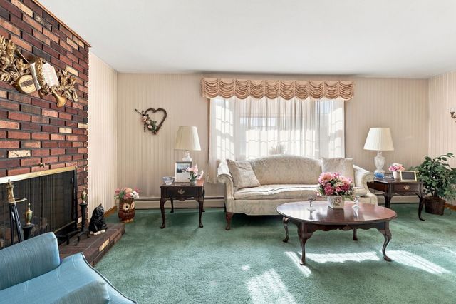 6 Exeter Dr, Woburn, MA 01801
