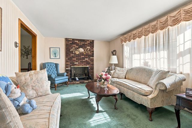 6 Exeter Dr, Woburn, MA 01801