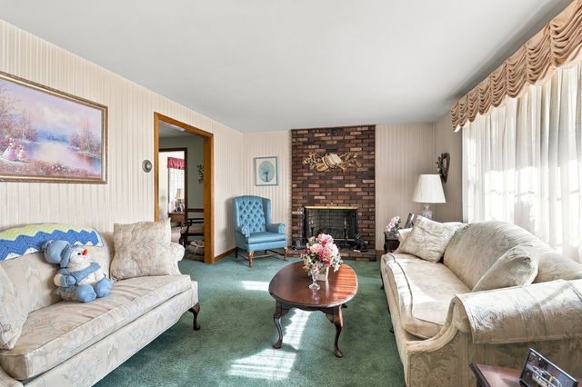 6 Exeter Dr, Woburn, MA 01801