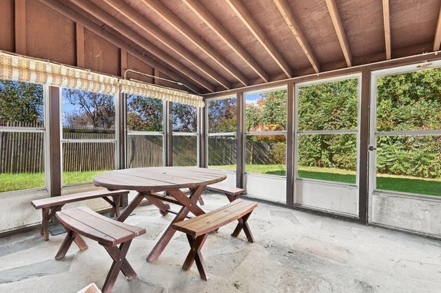 6 Exeter Dr, Woburn, MA 01801