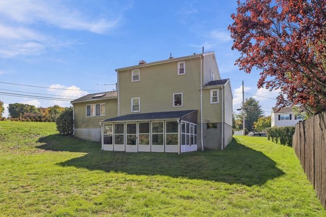 6 Exeter Dr, Woburn, MA 01801