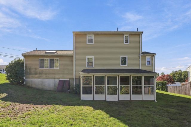 6 Exeter Dr, Woburn, MA 01801