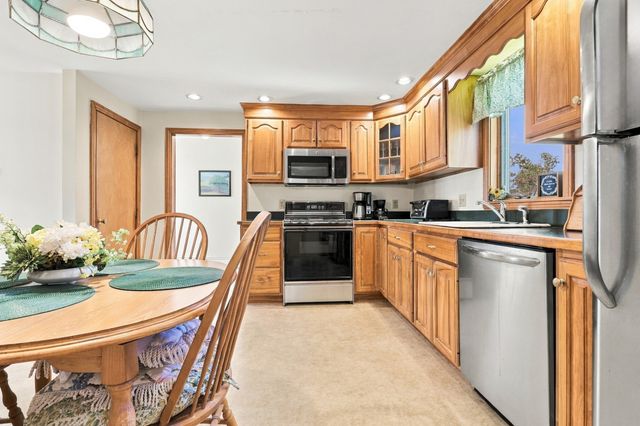 6 Exeter Dr, Woburn, MA 01801