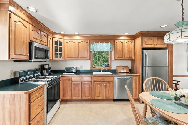 6 Exeter Dr, Woburn, MA 01801