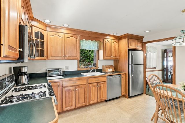 6 Exeter Dr, Woburn, MA 01801