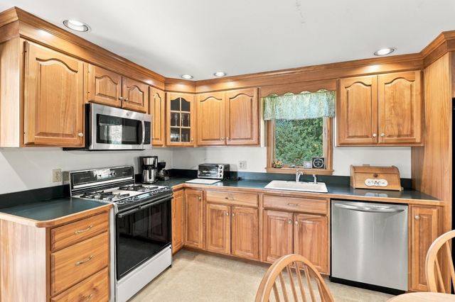 6 Exeter Dr, Woburn, MA 01801