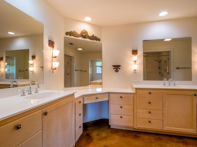 736 W Lakecrest DR, Bluffton, TX 78607