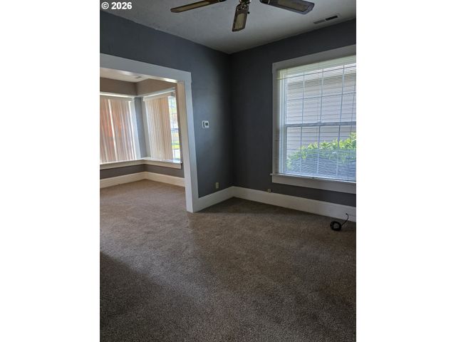 212 Se MOSHER Ave, Roseburg, OR 97470