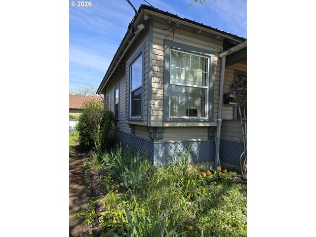212 Se MOSHER Ave, Roseburg, OR 97470