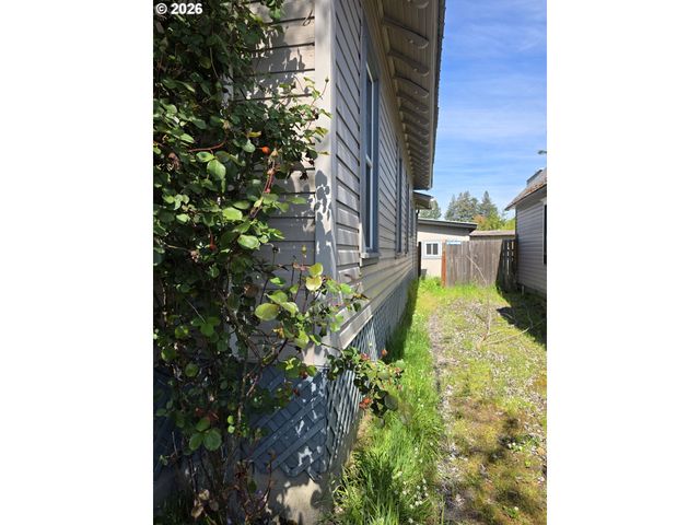 212 Se MOSHER Ave, Roseburg, OR 97470