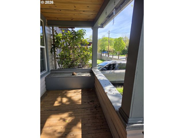 212 Se MOSHER Ave, Roseburg, OR 97470