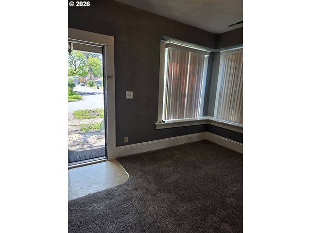 212 Se MOSHER Ave, Roseburg, OR 97470