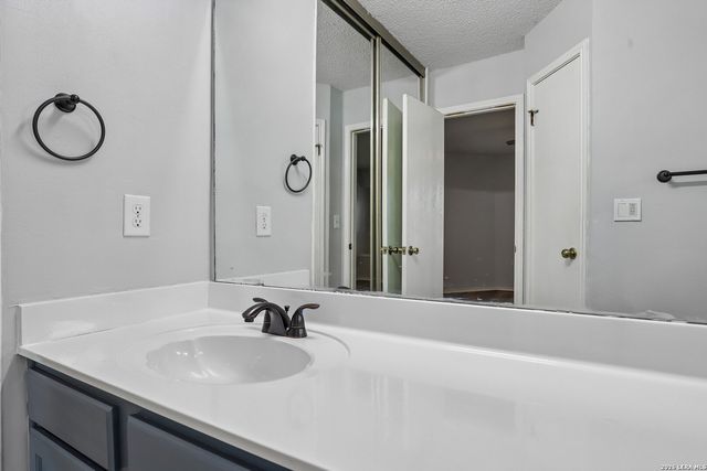 13802 LAUREL HOLLOW DR, San Antonio, TX 78232