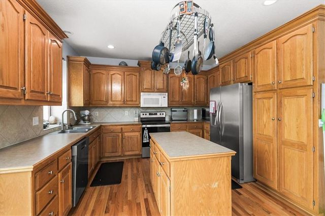 8812 N Cosby Avenue, Kansas City, MO 64154