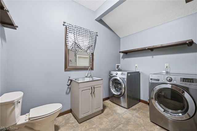 1532 S Stateline Road, Masury, OH 44438
