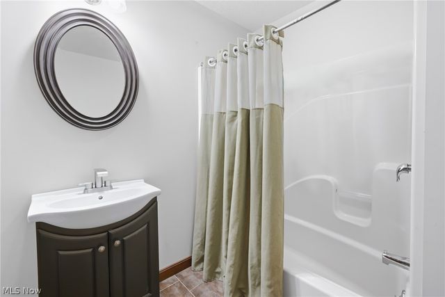 1532 S Stateline Road, Masury, OH 44438