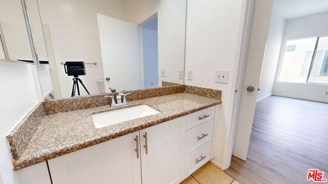 5135 Zelzah Avenue 203, Encino, CA 91316