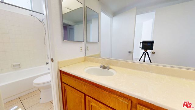 5135 Zelzah Avenue 203, Encino, CA 91316